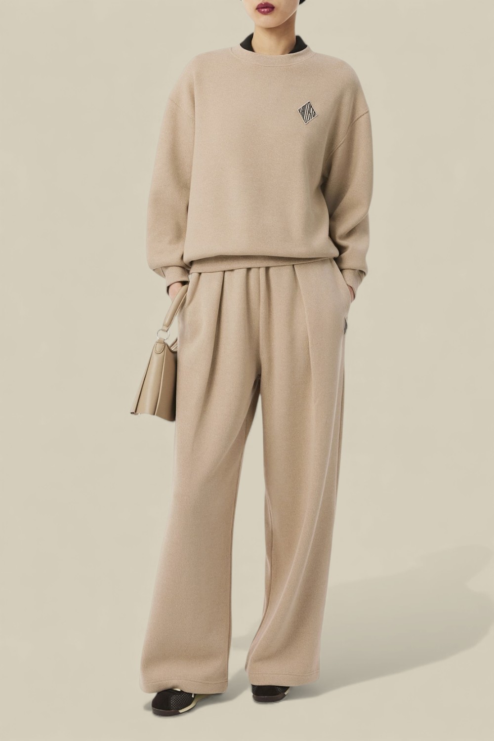 תמונת כל הלוק של סווטשירט אוברסייז